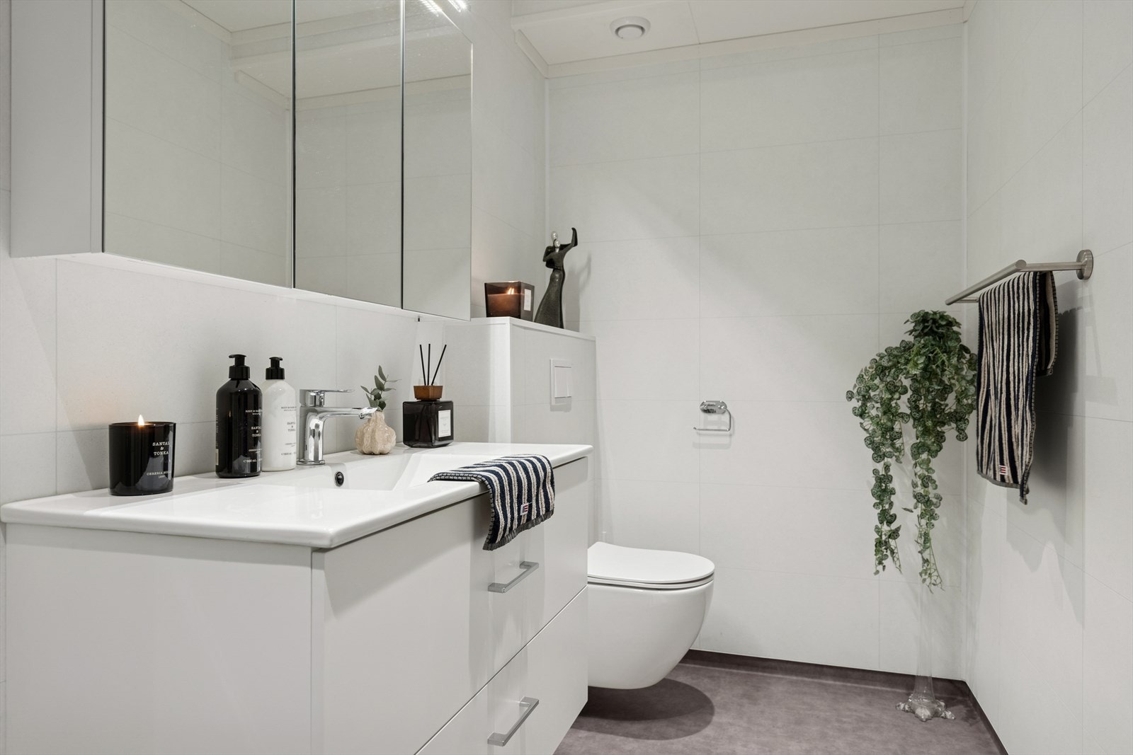 Rommet er innredet med toalett, servant med møbel og praktisk dusjhjørne. Galleribilde