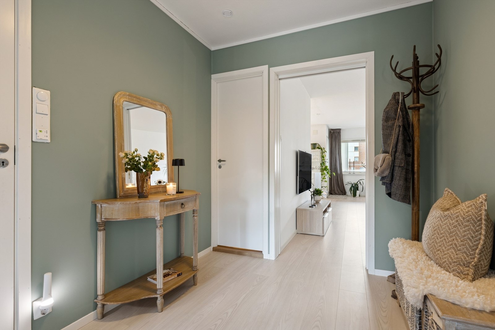 Gangen er malt i en behagelig og tidsriktig farge. Fra gangen har man tilgang til alle boligens rom. Galleribilde