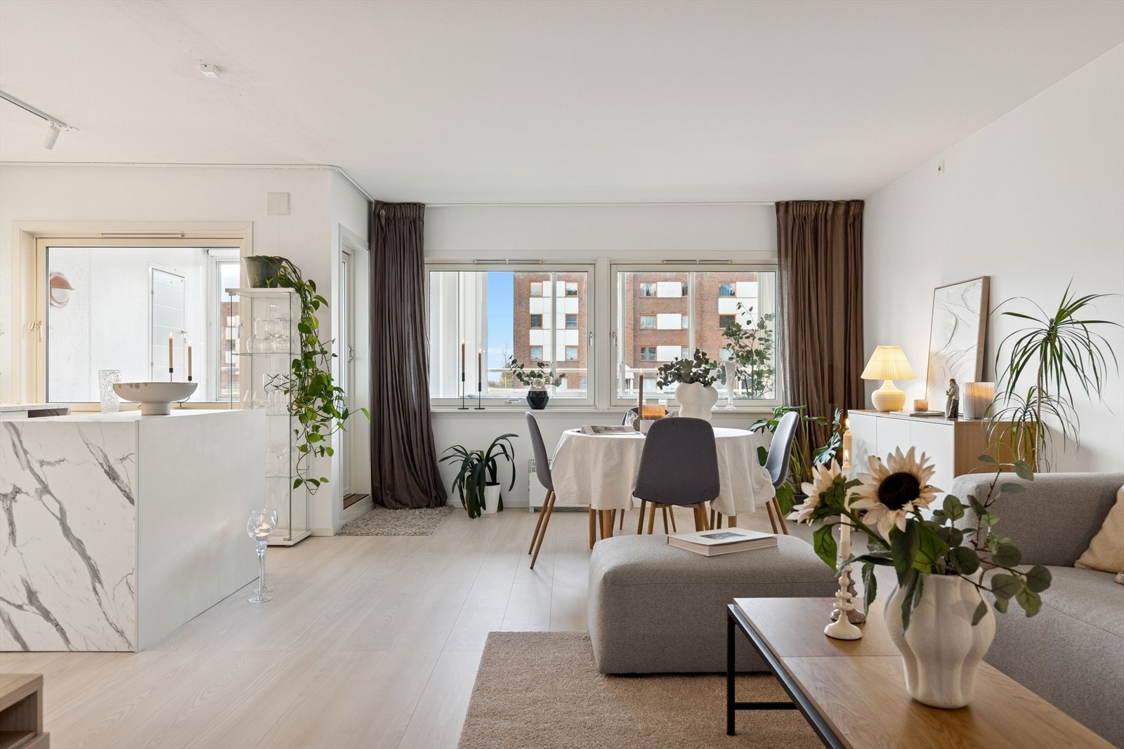 Stuen og kjøkkenet er samlet i en åpen og sosial løsning. Galleribilde