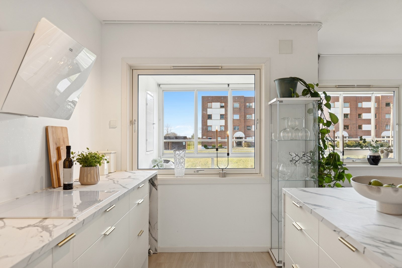 På kjøkkenet er det vindu som gir godt med naturlig lys og utsyn. Galleribilde