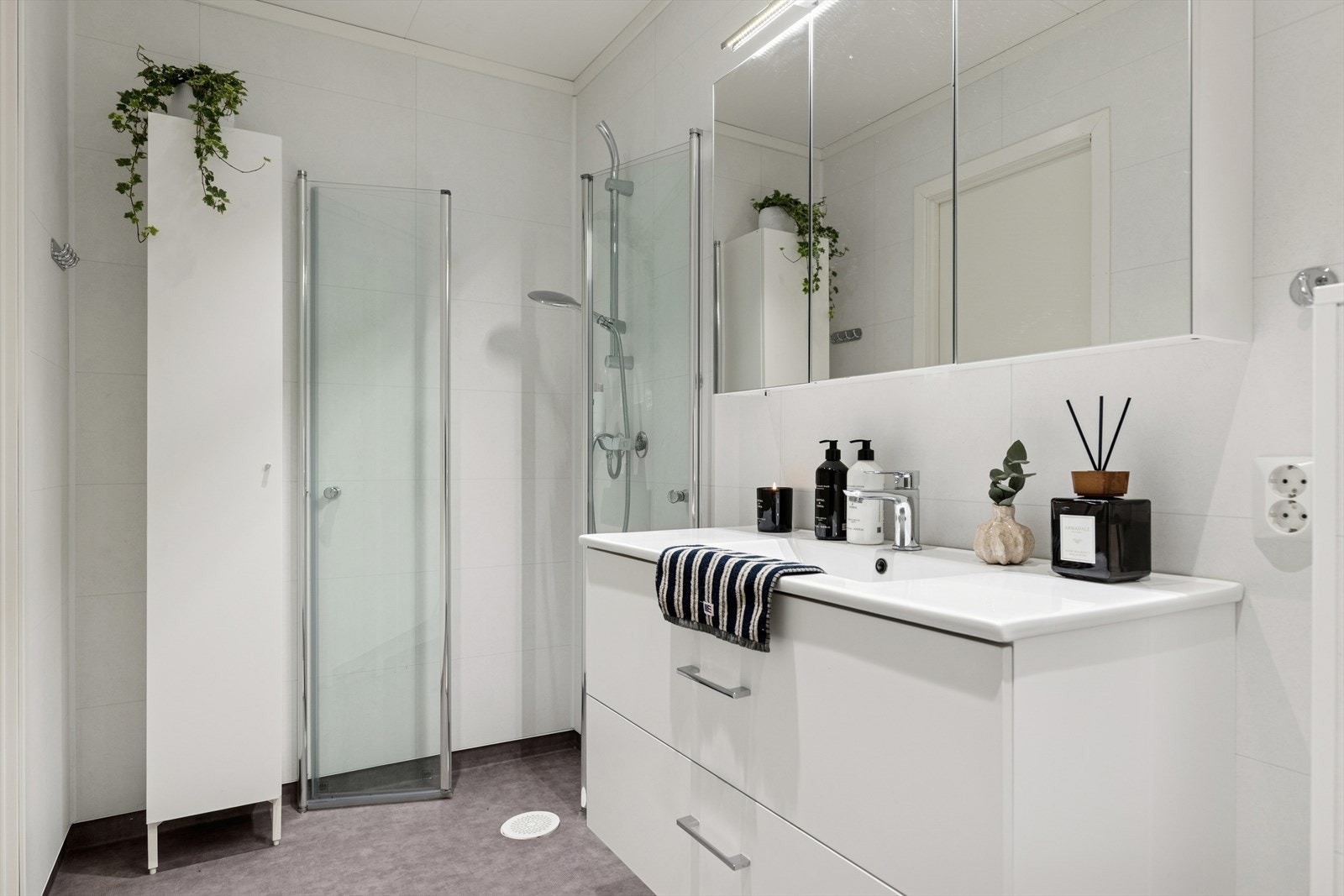 Badet har baderomsplater på veggene samt himlingsplater i taket. Gulvet er lagt med vinylbelegg og har behagelige, elektriske varmekabler. Galleribilde