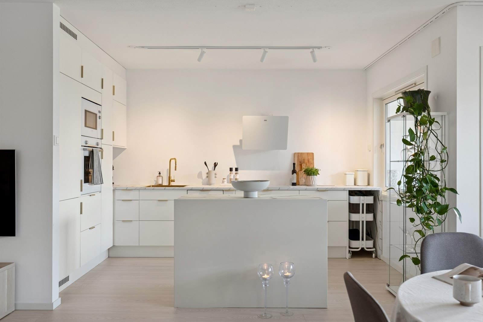 Kjøkkenet har en praktisk utforming med alt av nødvendige hvitevarer og god arbeidsflate. Galleribilde