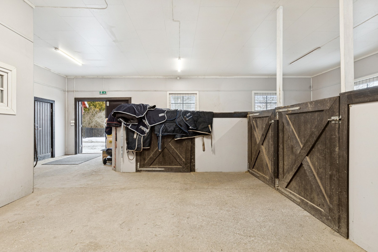 Stallen har bokser med plass til tre hester. Galleribilde