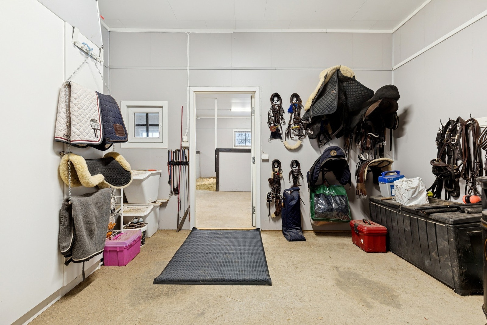 Utstyrsrom med plass til saler, for og diverse utstyr. Galleribilde