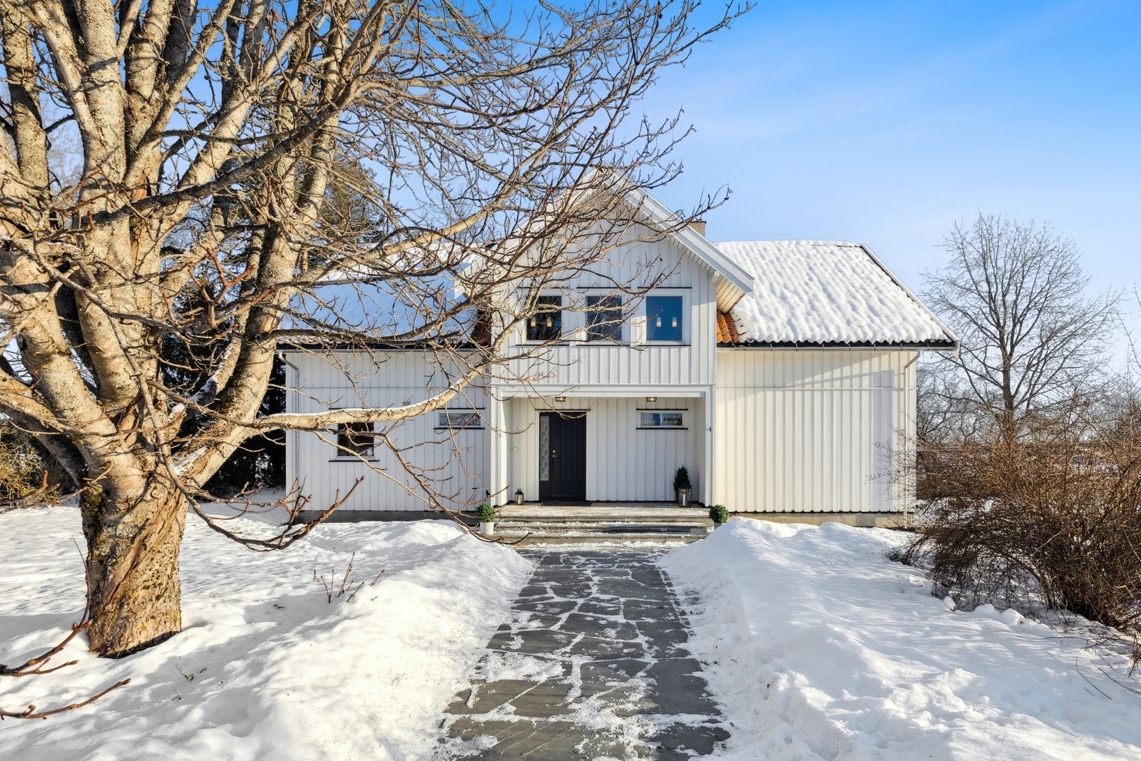 Eiendommen ligger landlig til på Brårud i Nes kommune og er en flott landbrukseiendom som kombinerer idyllisk landliv med sjeldne kvaliteter. Galleribilde