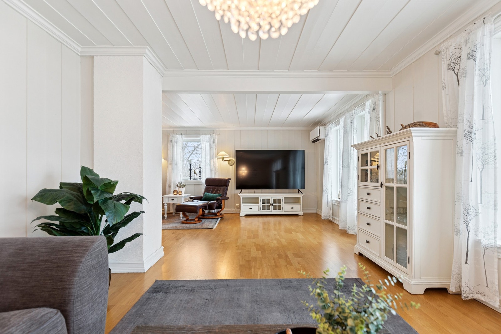 Boligen byr på en romslig stue. Galleribilde