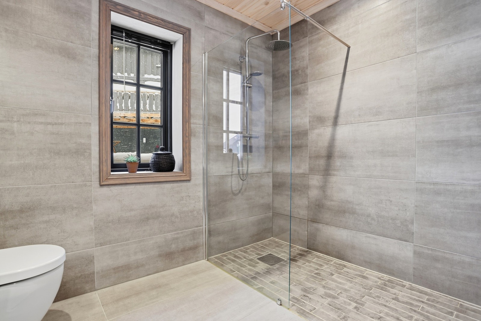 Flislagte overflater og downlights i himling Galleribilde