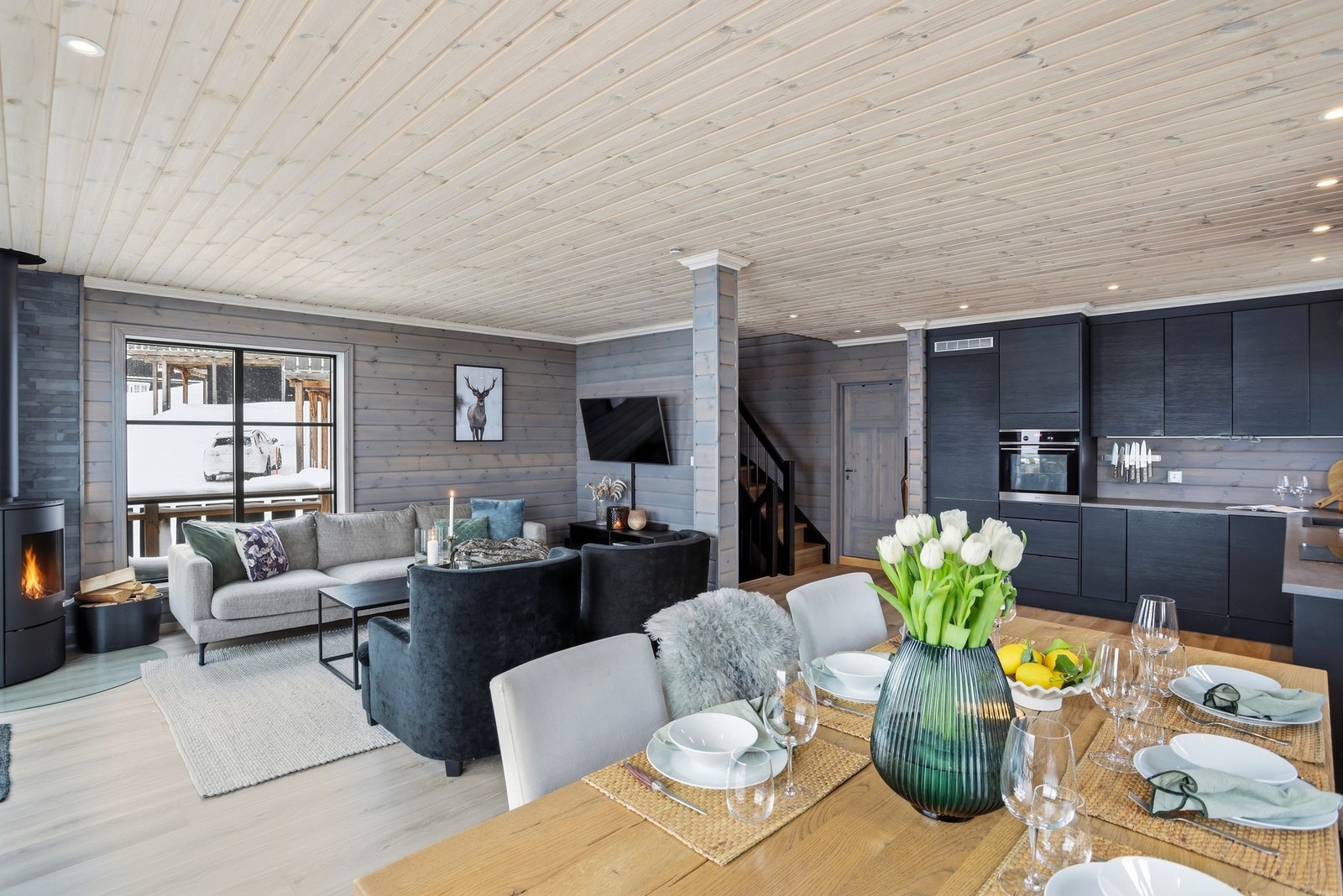 Laminat på gulv og downlights i himling Galleribilde