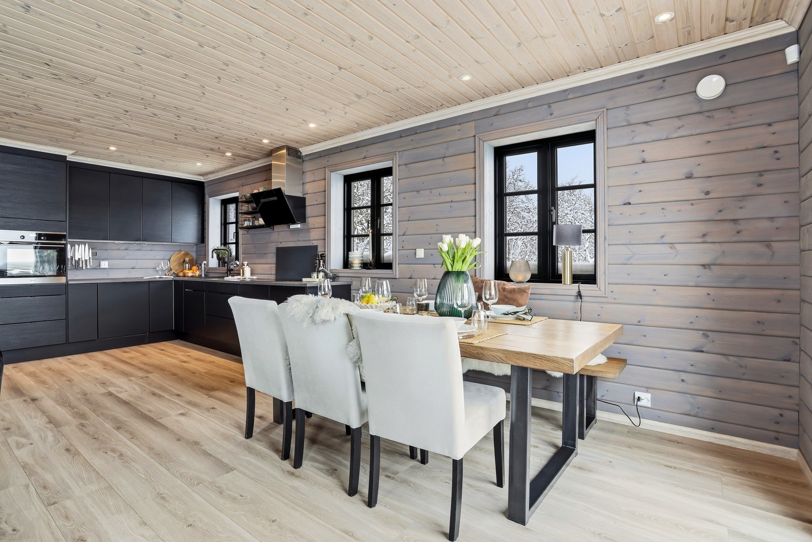 Kjøkkeninnredning i en moderne og tidsriktig utførelse med mørke fronter Galleribilde