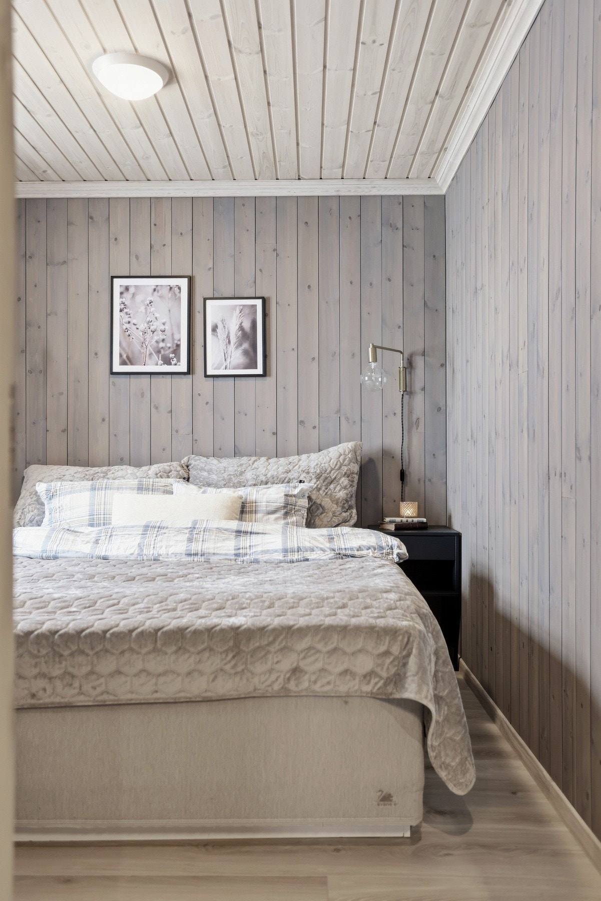 Soverom i hovedetasjen med plass til dobbeltseng og tilhørende møblement Galleribilde