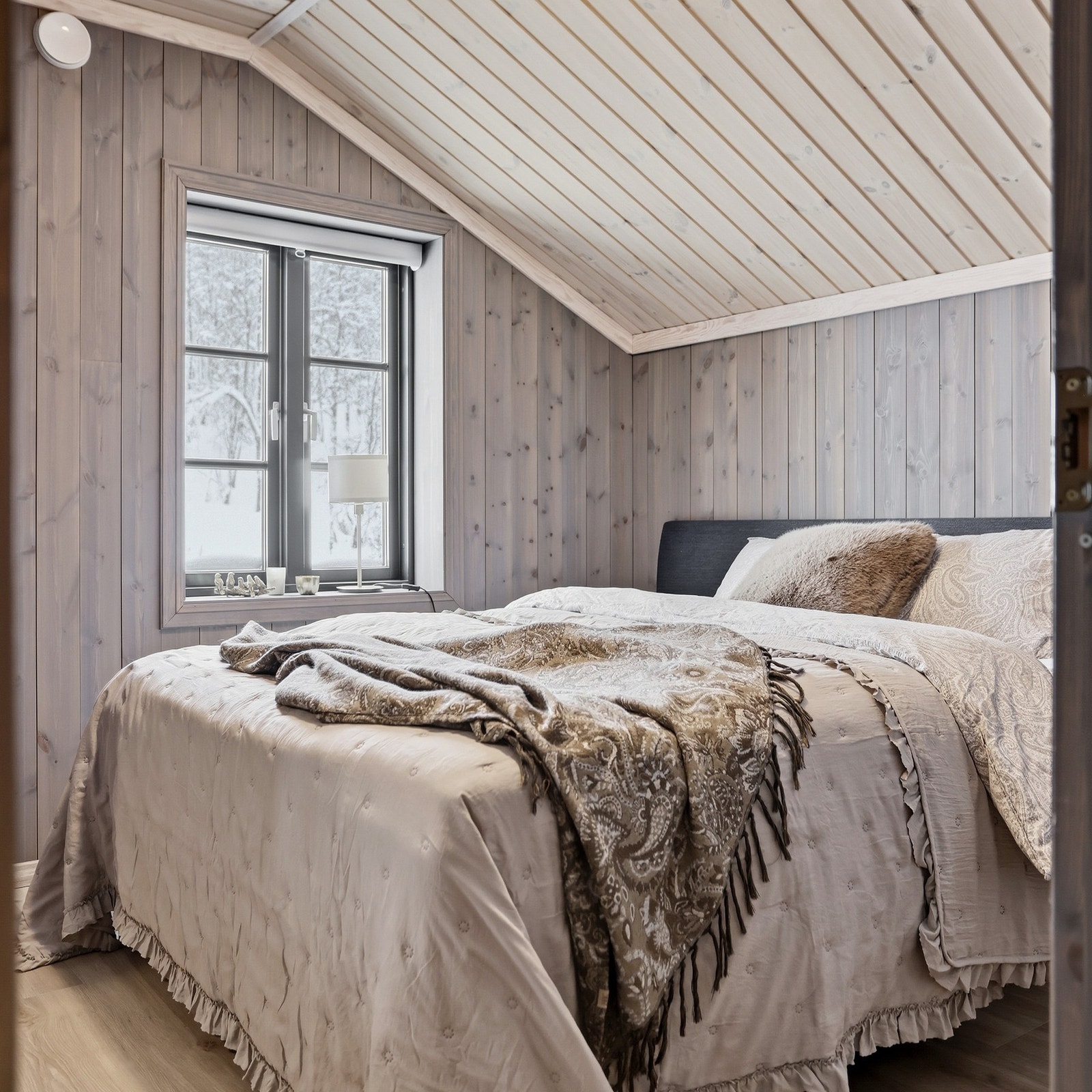 Soverom i 2.etasje innredet med dobbeltseng og tilhørende møblement Galleribilde