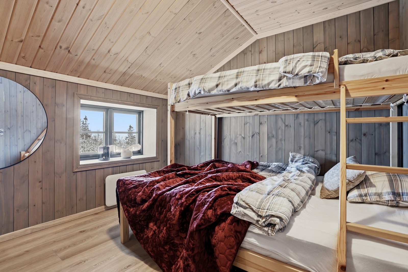 Soverom III beliggende i 2.etasje, innredet med familiekøye Galleribilde