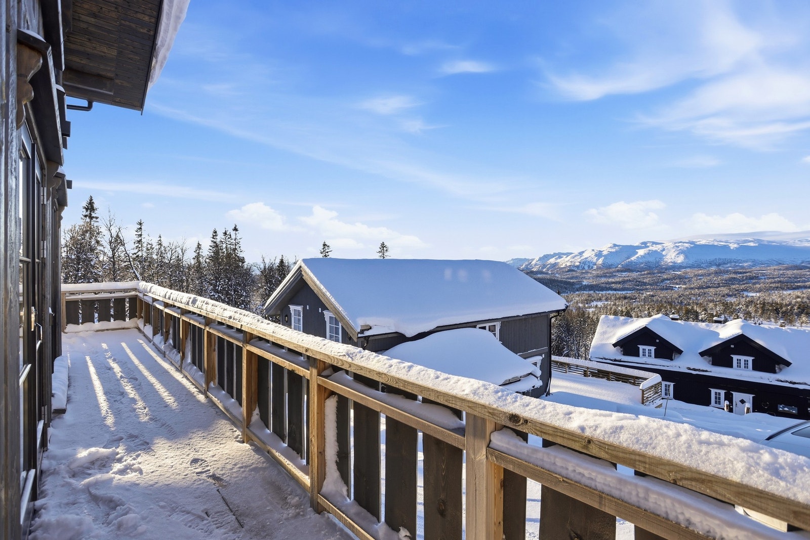 Eiendommen har en svært god intern plassering med grense mot friareal på sørsiden, samt beliggenhet i enden av veg Galleribilde