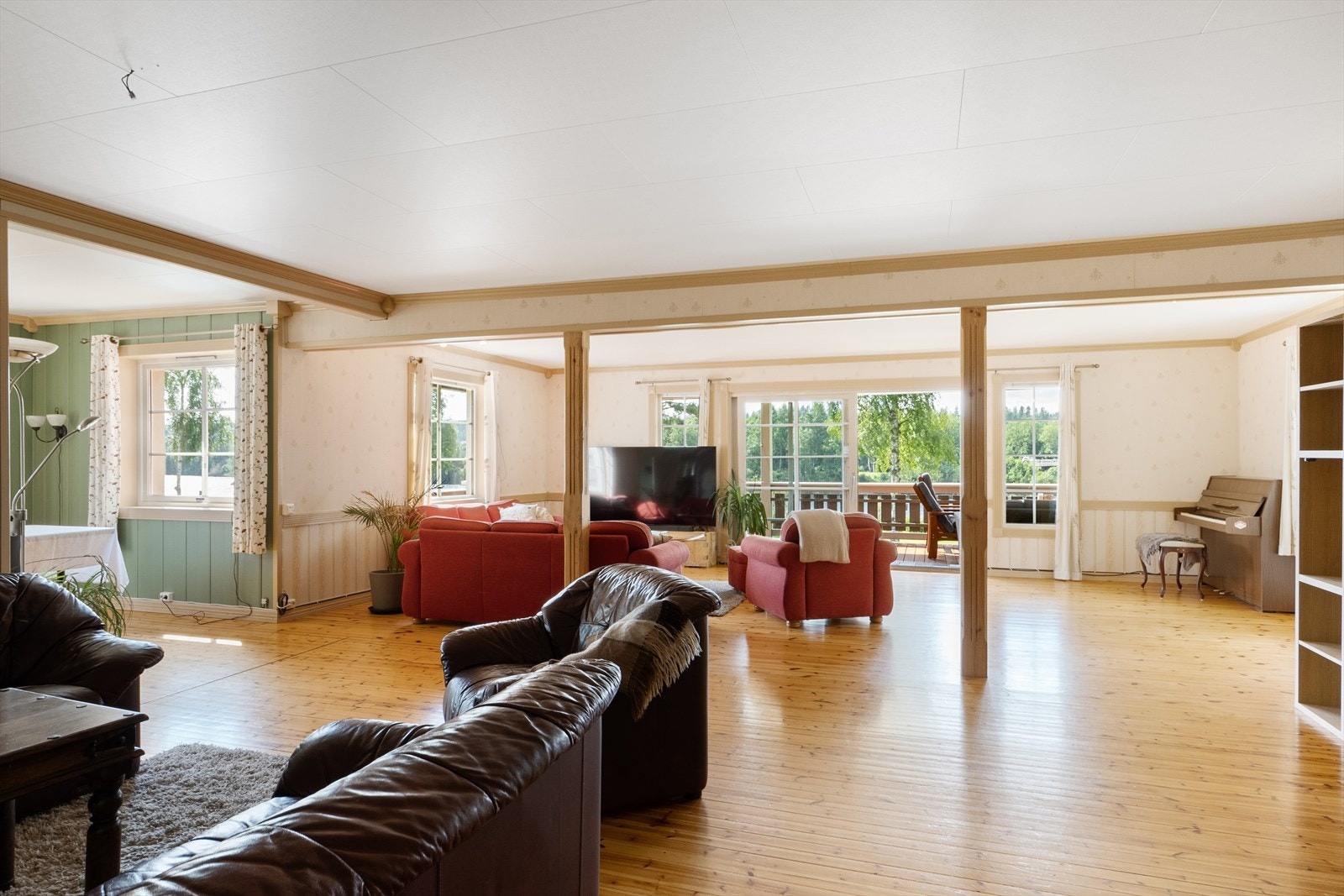 Stuen har adkomst til stor, solrik terrasse med fin utsikt mot Glomma. Galleribilde