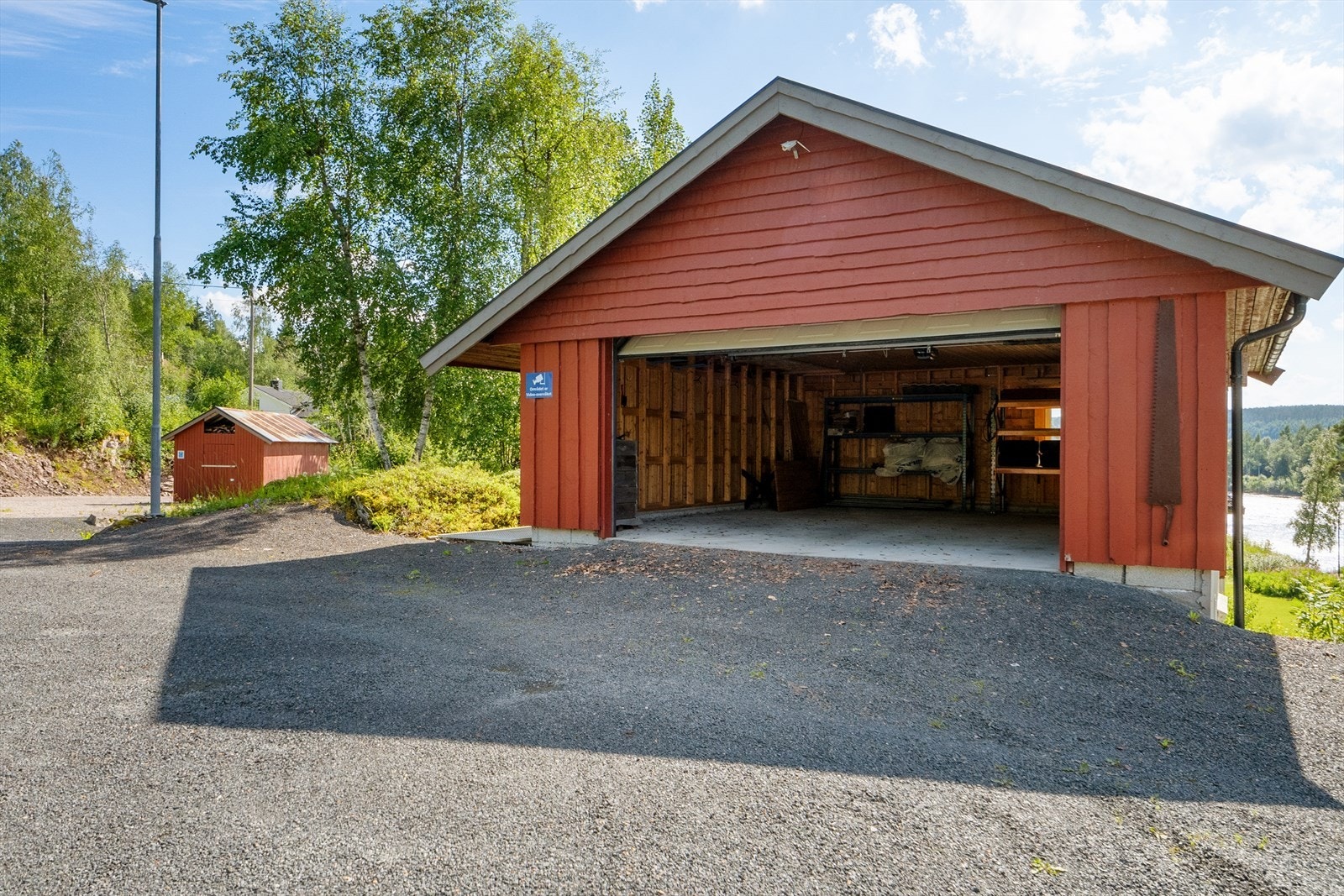 Garasjen har plass til to biler i 1.etasje og en i sokkeletasjen. Galleribilde