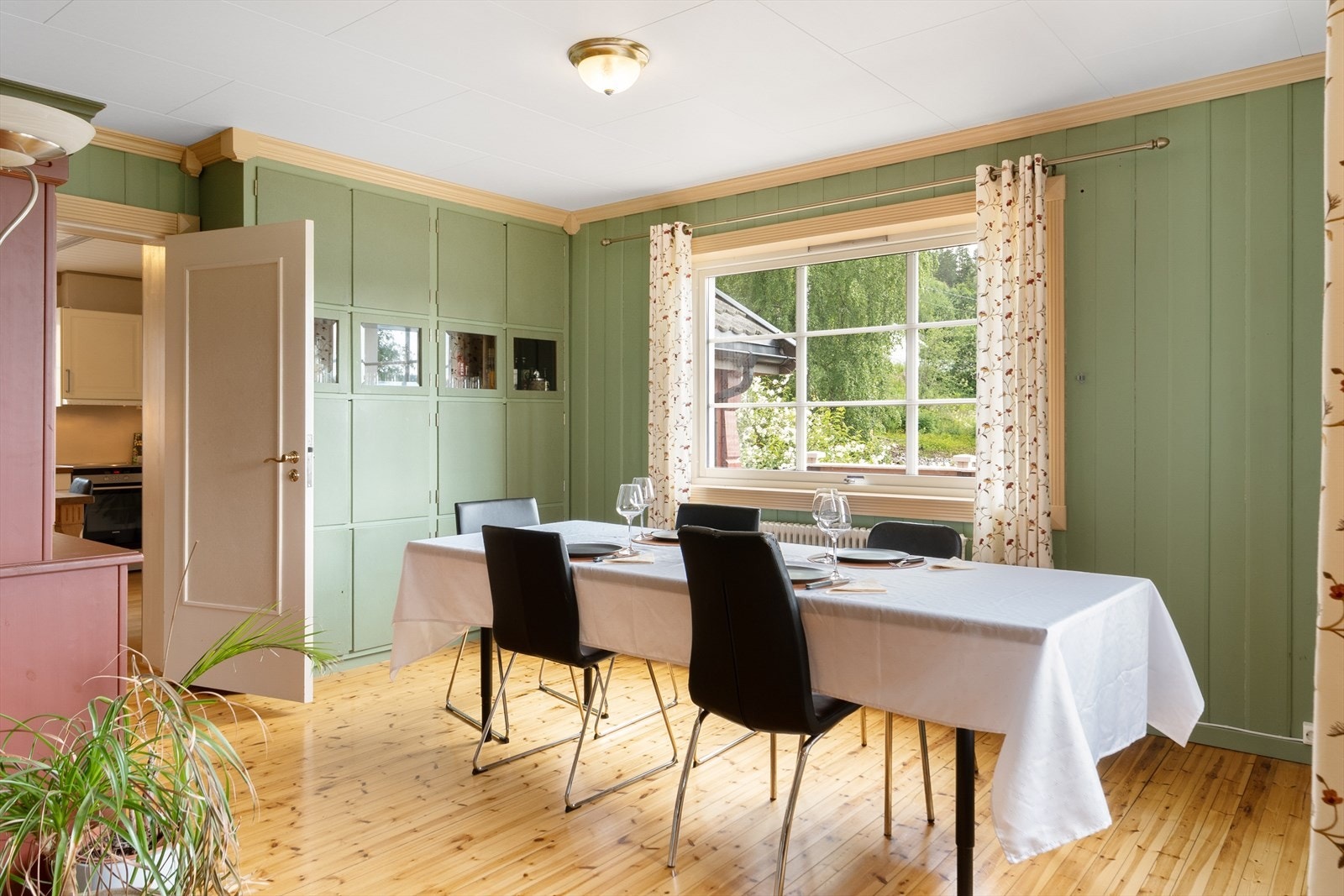 Romslig spisestue. Galleribilde