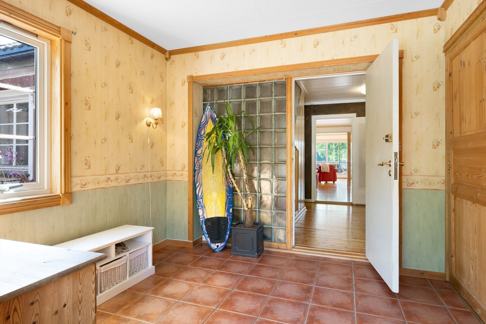 Romslig inngangsparti med god plass til oppbervaringsmøblement. Galleribilde