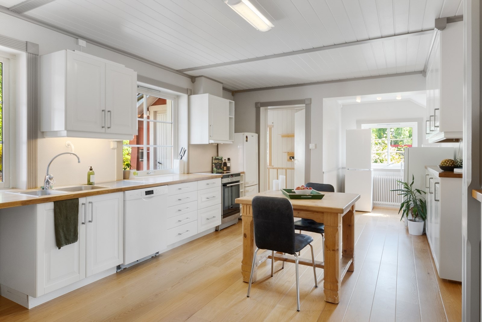 Pent IKEA kjøkken i 1.etasje med god plass til spisebord. Galleribilde