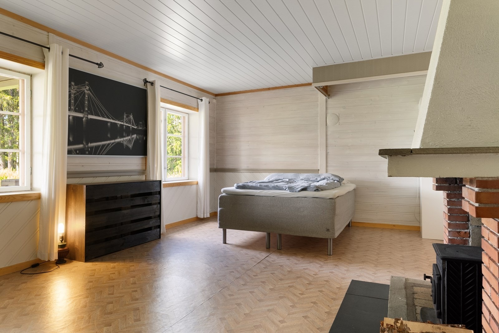 Soverom i sokkelkjeller. Galleribilde