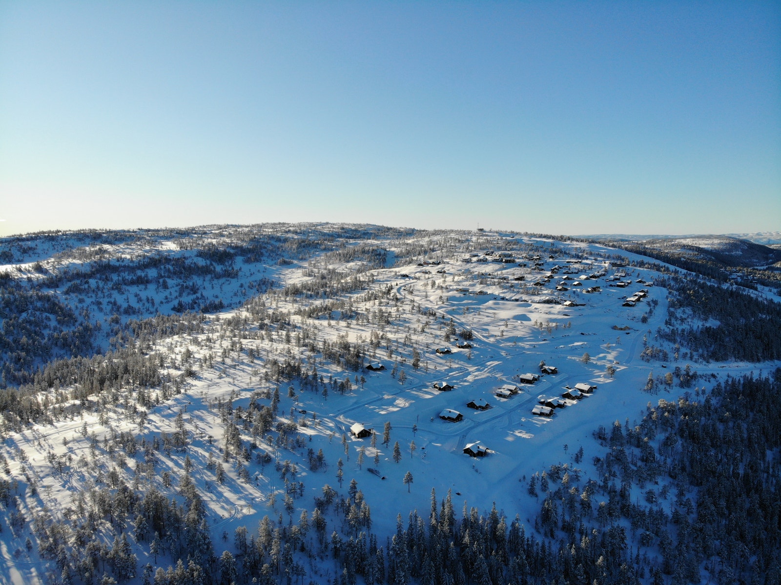 Oversiktsbilde over Rytterspranget. I bakgrunnen kan man se skiheisene. Galleribilde