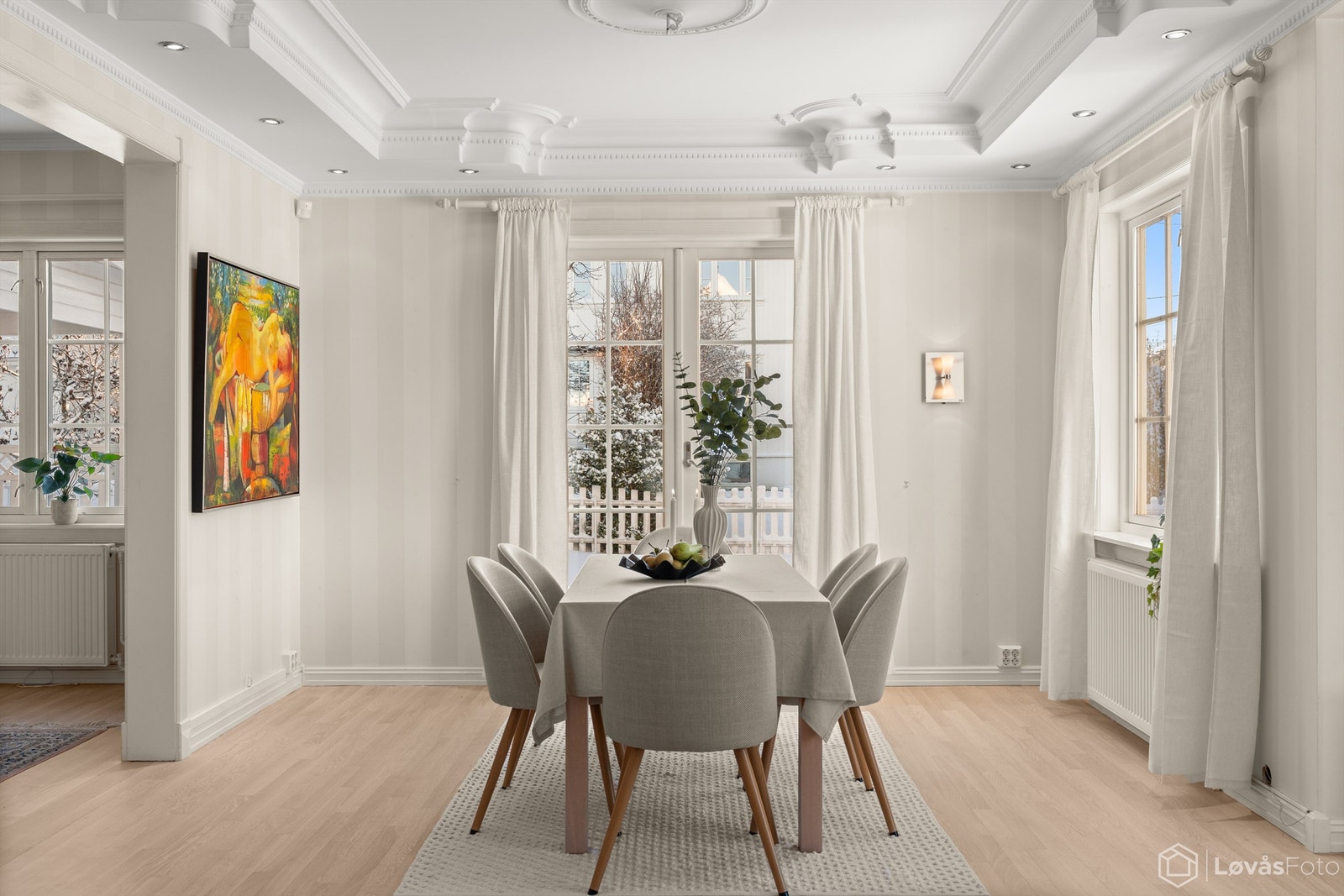 Spisestue med utgang mot syd til stor skiferlagt terrasse og hage Galleribilde