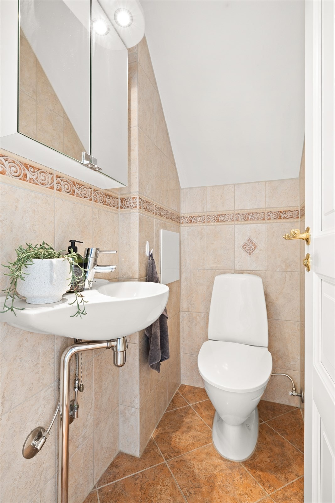 Praktisk ekstra toalettrom i 2. etasje med gulvvarme Galleribilde