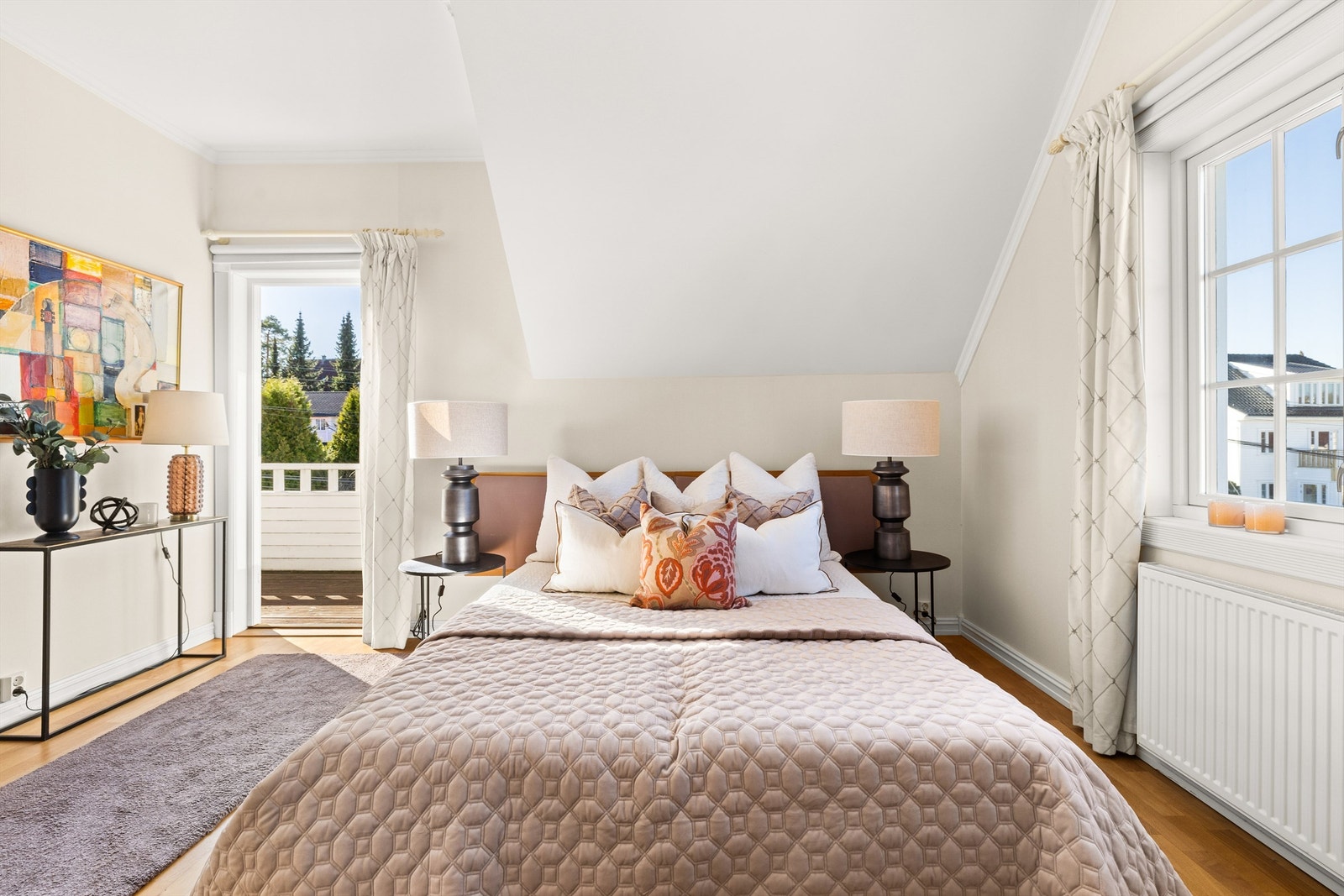 Soverom 1 med utgang til vestvendt veranda Galleribilde