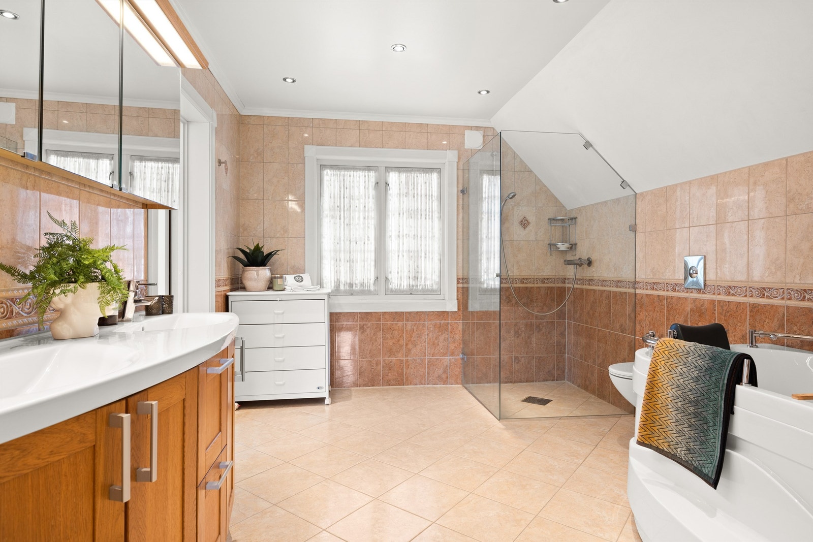 Stort bad med både badekar og dusj, pusset opp i 2007. Gulvvarme Galleribilde