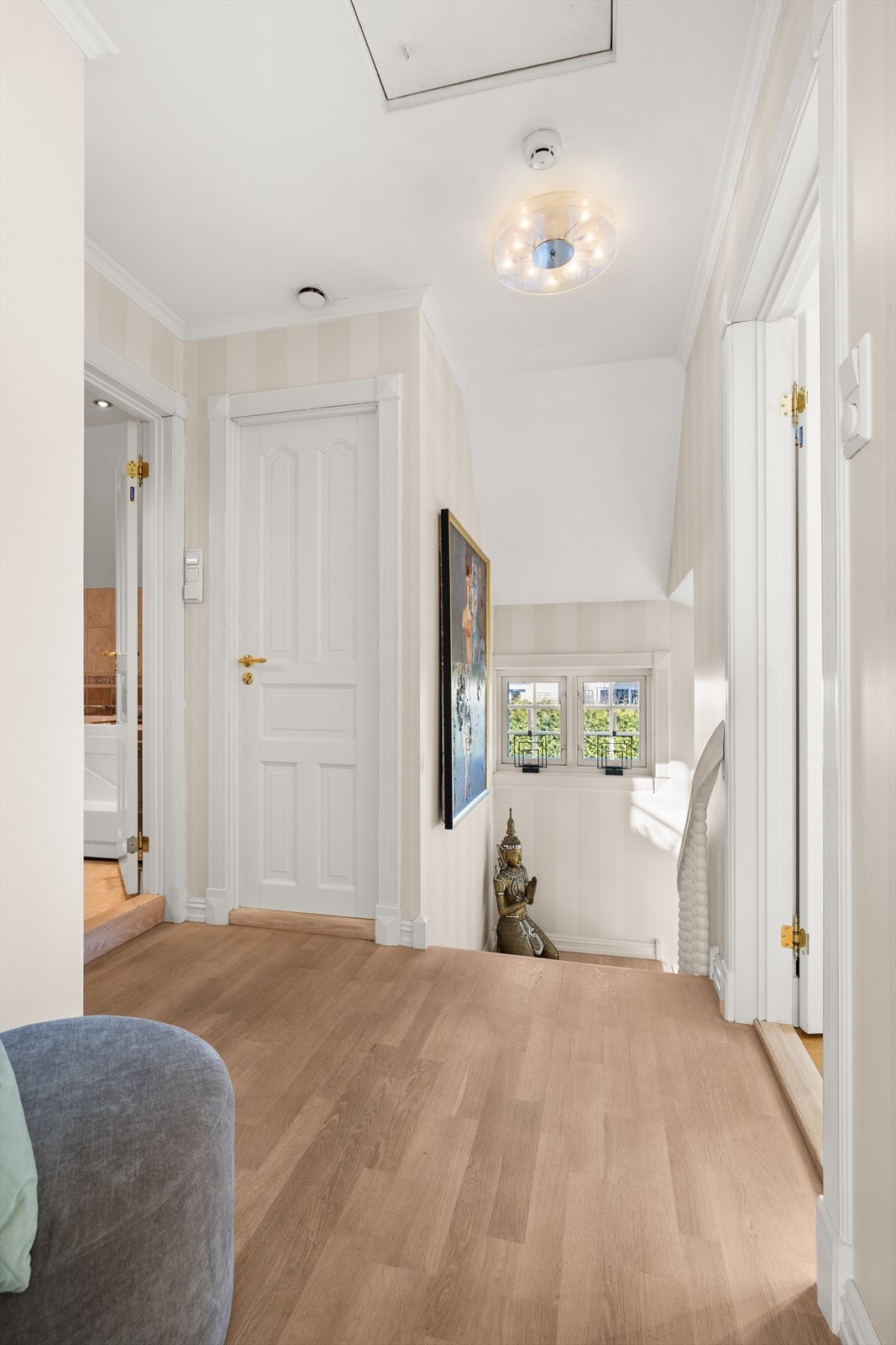 Trappegang i 2. etasje med loftsluke til stort kaldtloft. Loftet har et gulvareal på 45 kvm med god lagringsplass Galleribilde