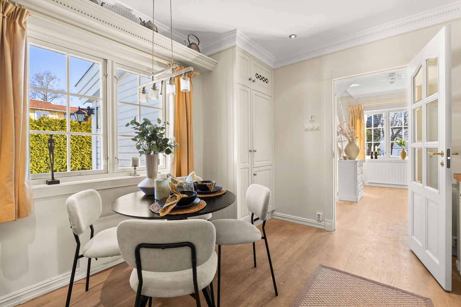 Hyggelig kjøkken med stukkatur og plass til spisebord ved vinduet Galleribilde