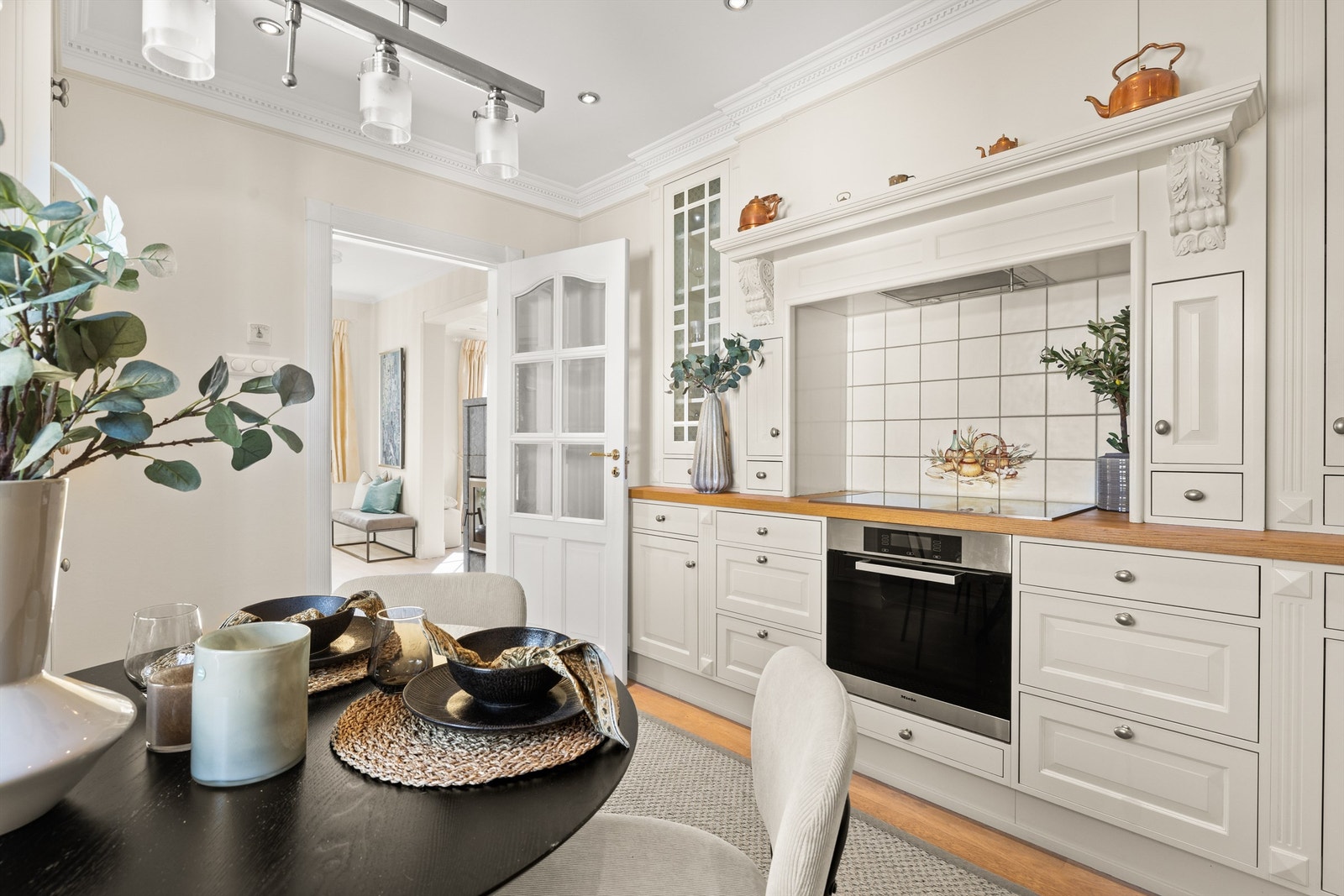 Integrert induksjonstopp, stekeovn, oppvaskmaskin og kjøleskap med fryser Galleribilde