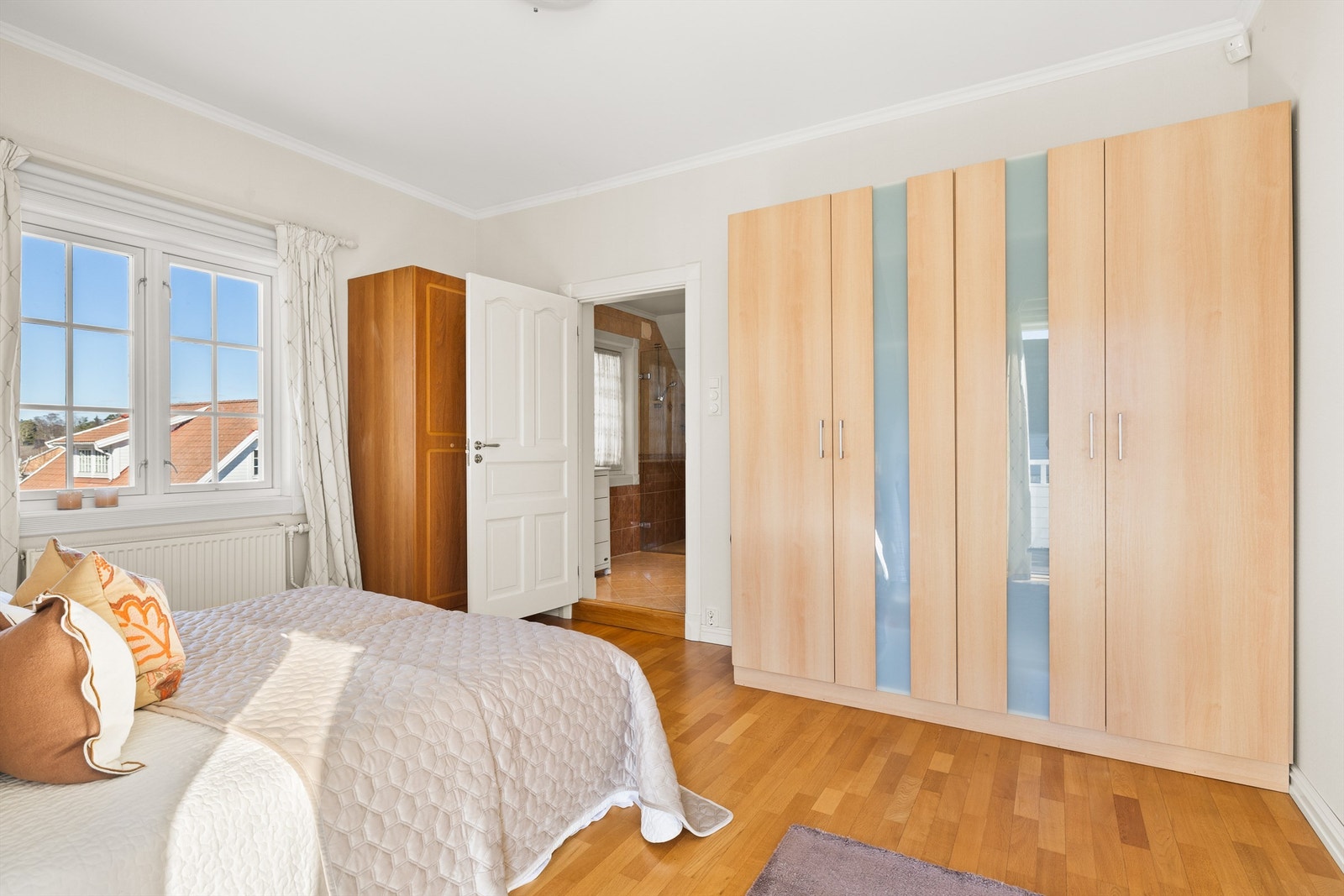 Fra soverom 1 er det direkte adkomst til badet (det er også adkomst til badet fra trappegangen) Galleribilde