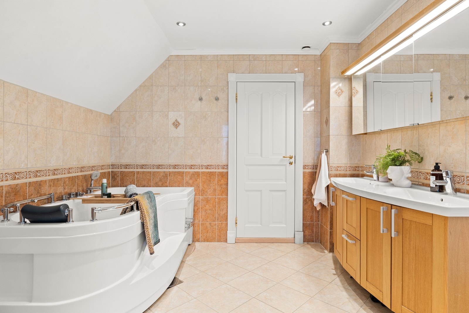 Dobbel servant med 2 stk. ett-greps armaturer Galleribilde