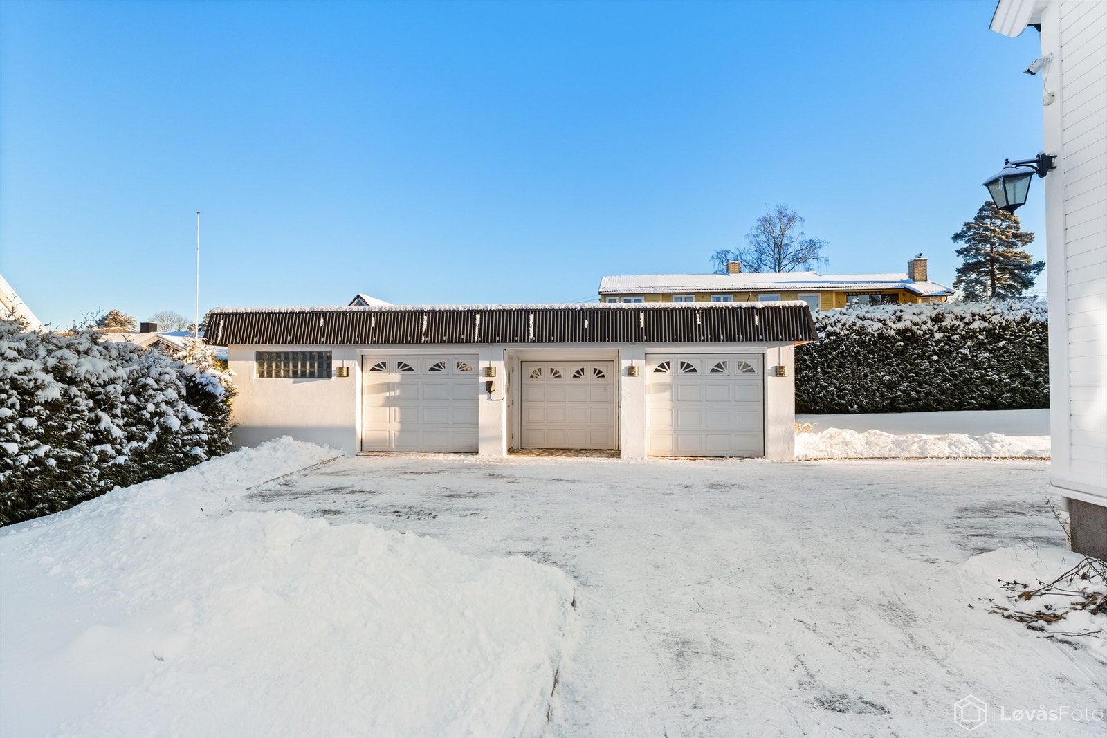 1. etasje i garasjen består av 3 separate garasjer, der en av garasjene er ekstra stor og har tilliggende bod. Alle 3 med elektriske garasjeporter. Elbillader på yttervegg. Stor kjeller under hele garasjen med underjordisk gang mellom hus og garasje Galleribilde