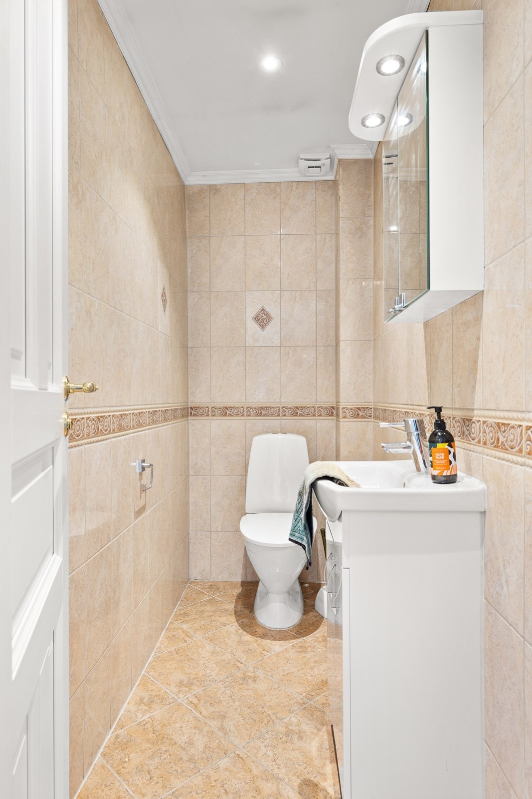 Gjestetoalett som ligger i praktisk tilknytning til entréen. Varmekabler i gulvet Galleribilde