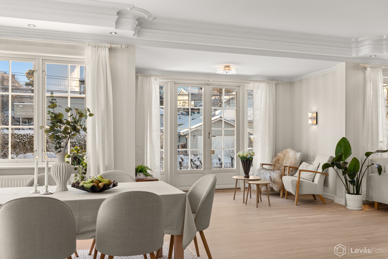 Den gode takhøyden (takhøyde på opptil 275 cm), rosetter i himling og stukkatur er noen av elementene som ivaretar husets klassiske karakter Galleribilde