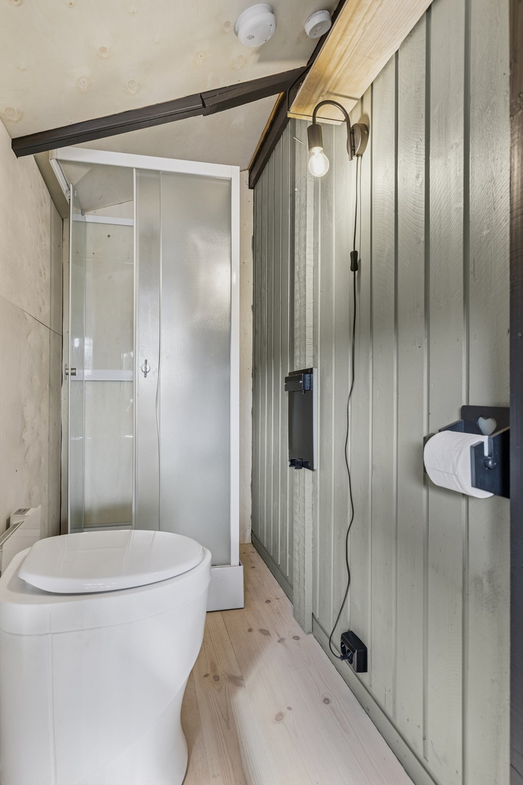 Toalettrom utstyrt med komposteringstoalett og dusjkabinett. Deler av toalettrommet er opprinnelig bod, omgjøringen er søknadspliktig. Se pkt. "ferdigattest" i salgsoppgaven. Galleribilde