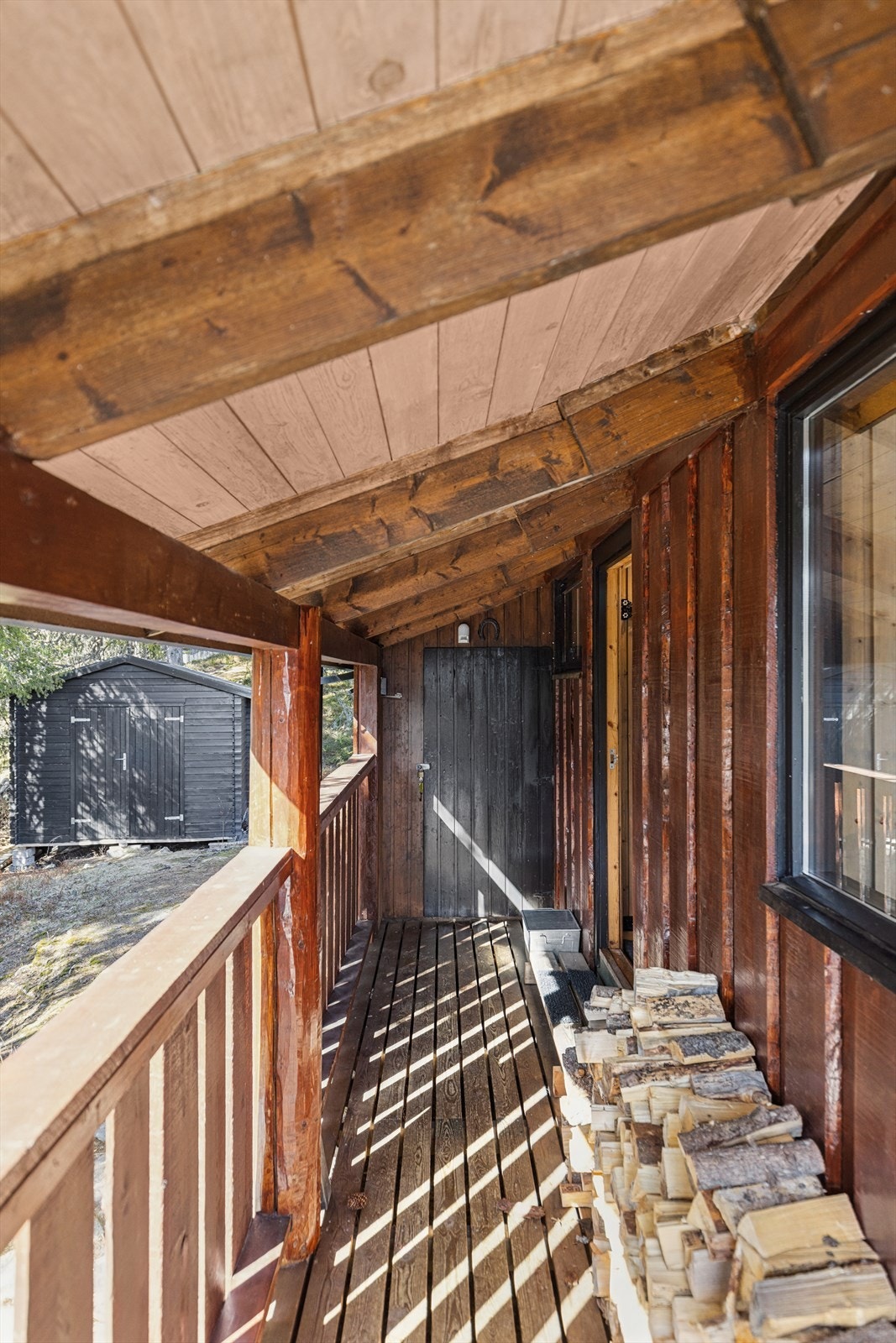 Via en overbygget svalgang har du adkomst til hyttas entré. Galleribilde