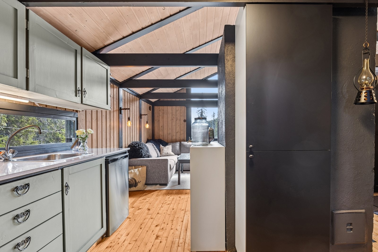 Det er belysning under overskapene. Galleribilde