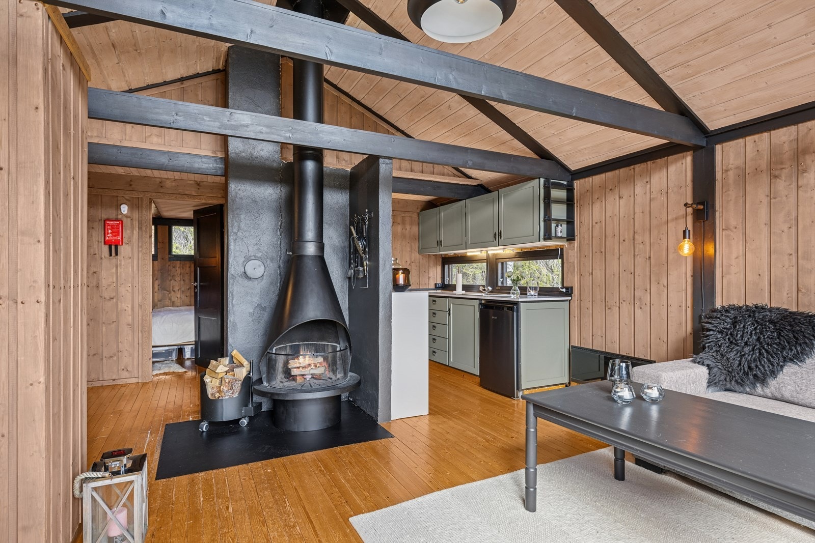 Hytta har en åpen og sosial stue-/kjøkkenløsning med gode møbleringsmuligheter. Galleribilde