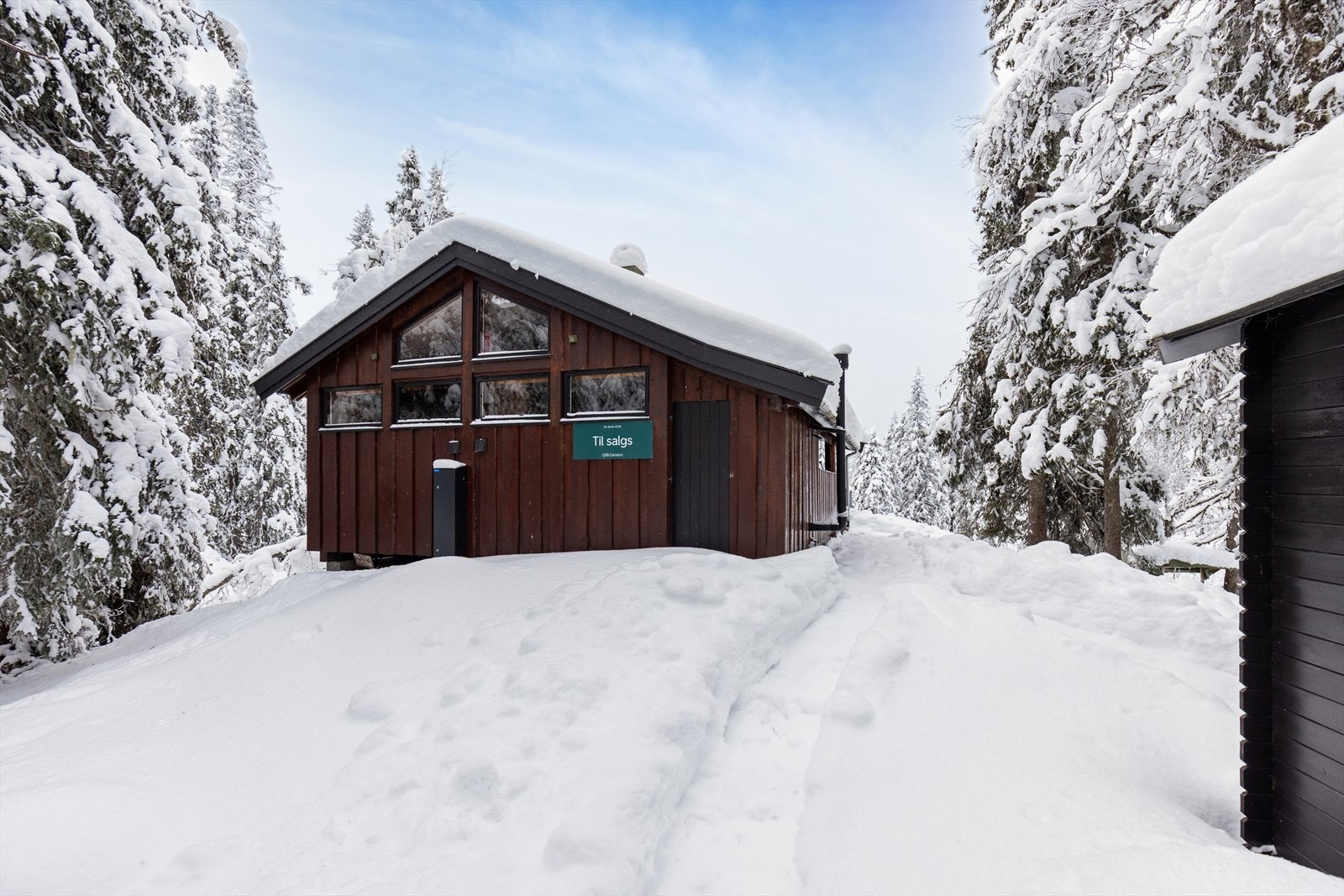 Opp til eiendommen er det ca 150 m fra privat bomvei og parkering Galleribilde