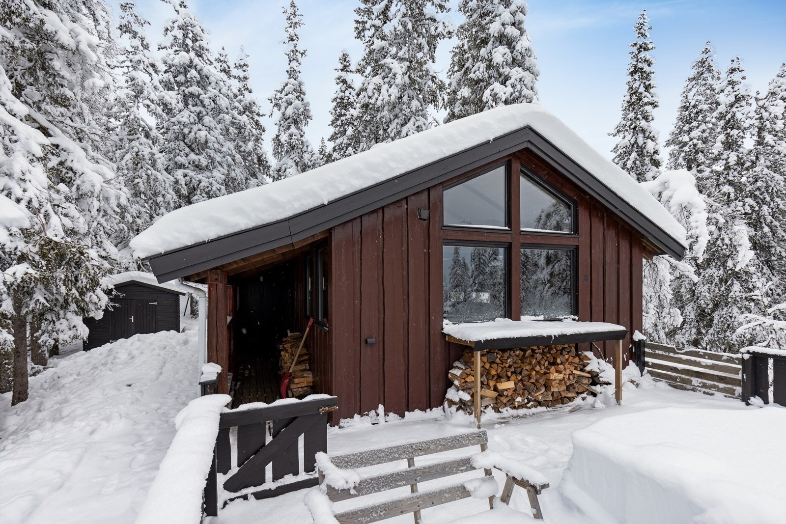 Denne trivelige fritidseiendommen ligger i et naturskjønt og rolig område på Skareseter/Eggedal. Uteplassen kan enkelt innredes i soner med flere sittegrupper Galleribilde