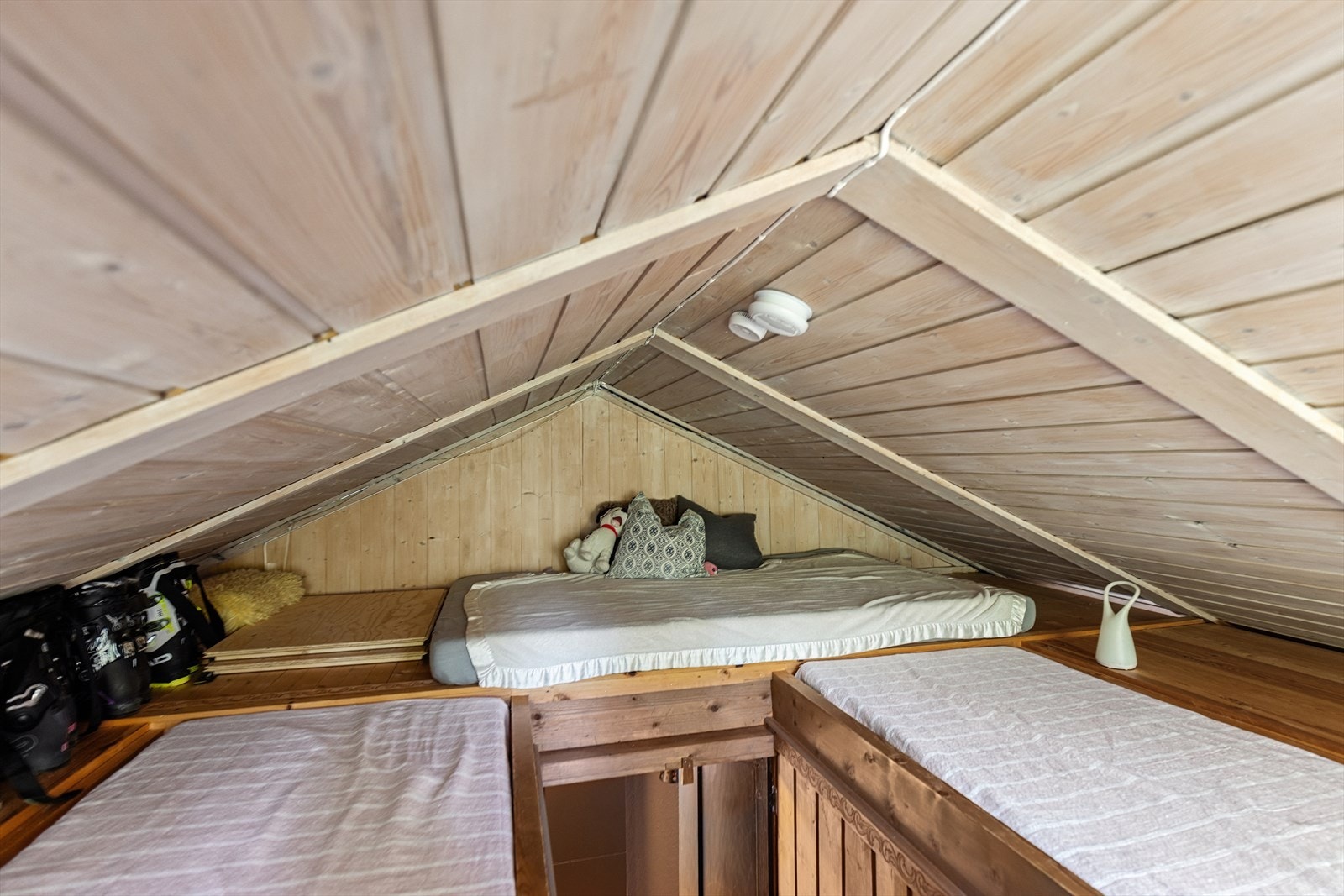 Hytta har en praktisk hemsløsning. Hemsen har lav takhøyde og et ikke måleverdig areal. Galleribilde