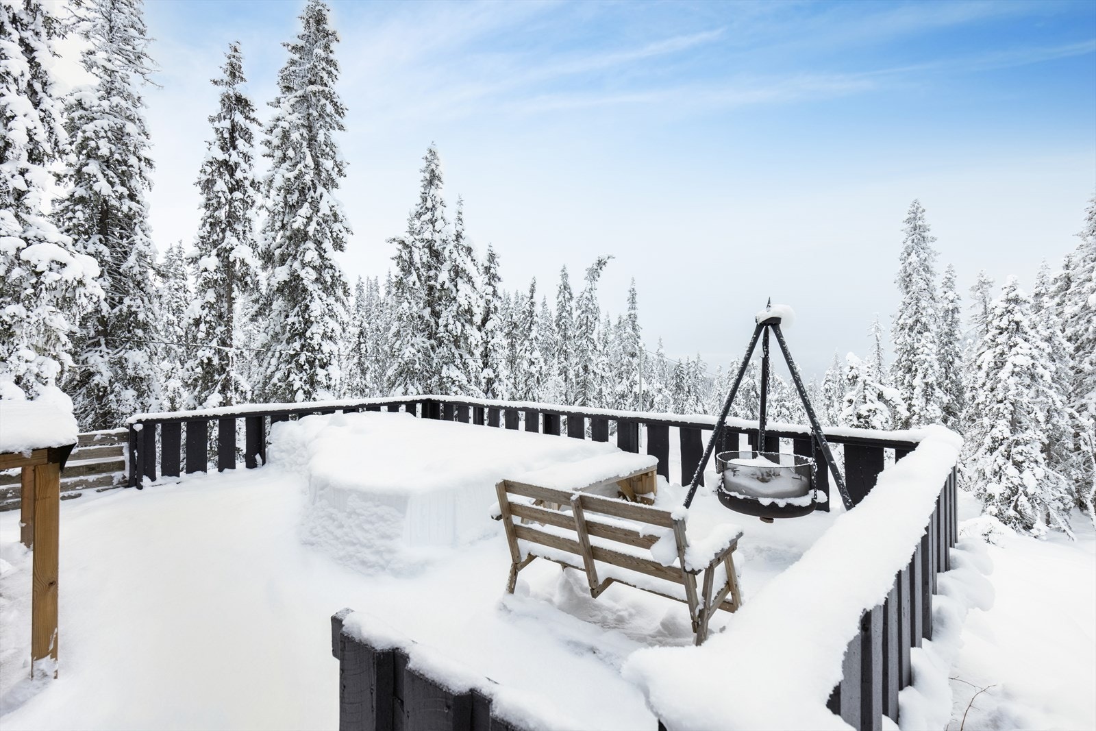 Hytta er omgitt av vakker natur, og området er et eldorado for skientusiaster på vinterstid. Solfylte dager kan nytes fra den romslige terrassen. Galleribilde