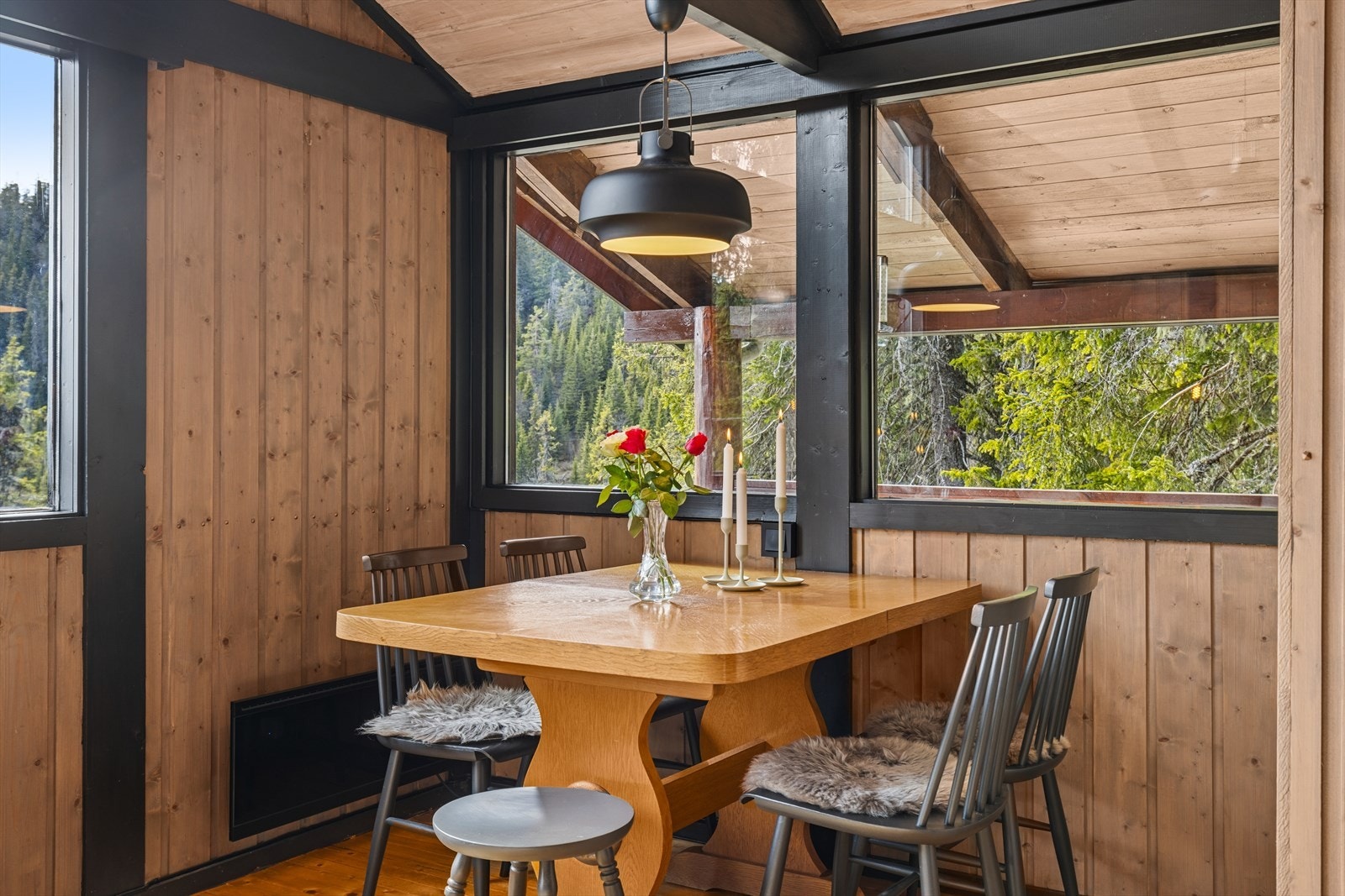 I stuen er det også plass til en spisegruppe. Galleribilde