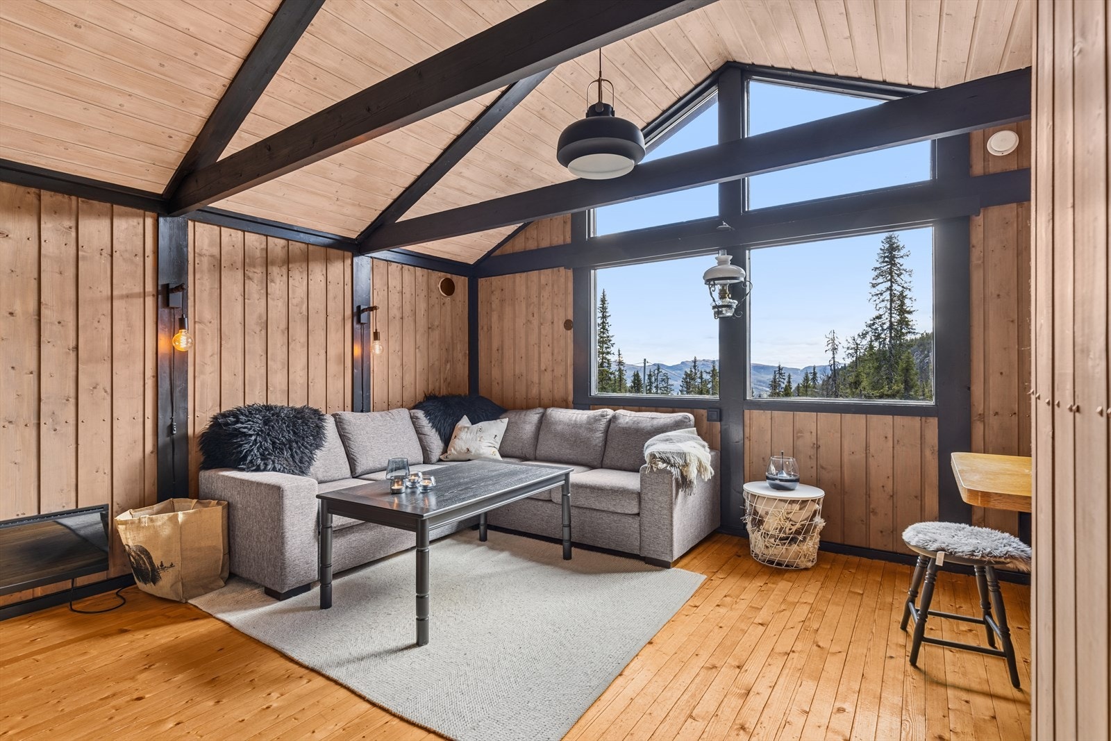 Det er god plass til en stor sofagruppe. Galleribilde