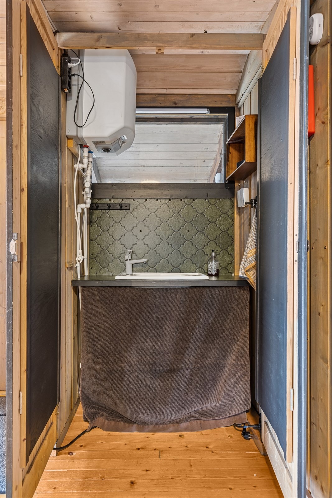 Det er ikke innlagt vann. Vann hentes i bekk og bæres inn. Avløp i enkle plastrør rett i grunnen. Galleribilde