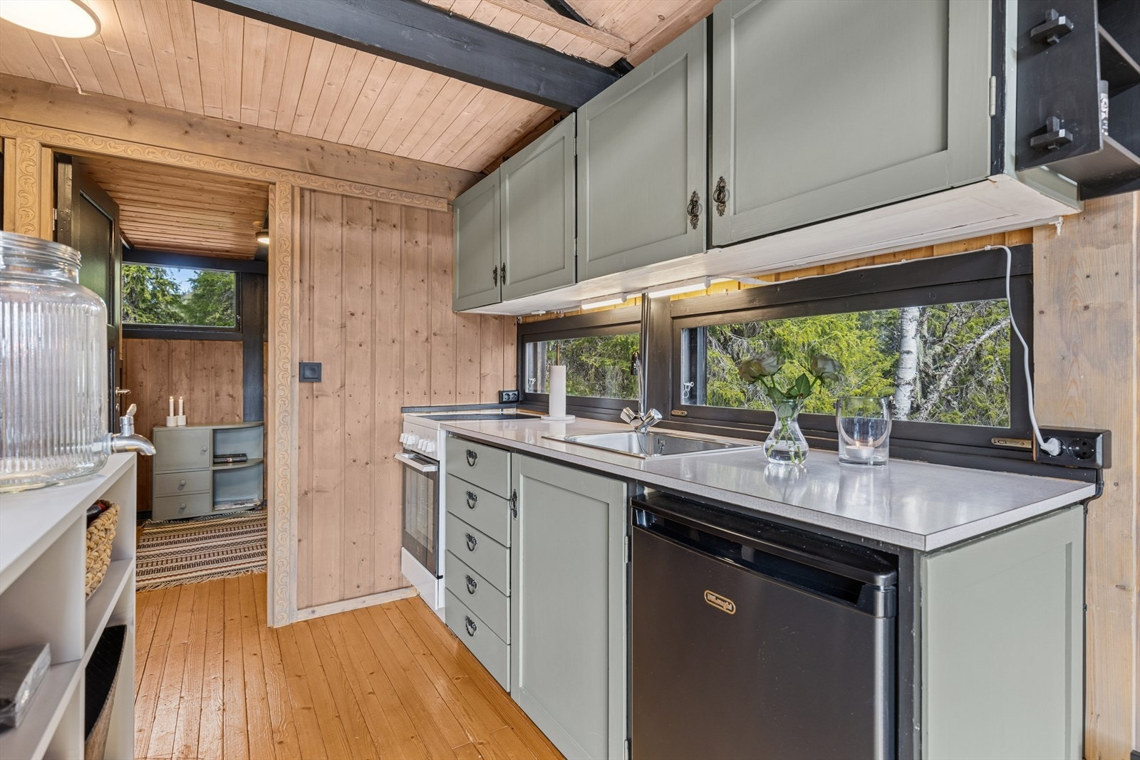 Benkeplaten i laminat er utstyrt med nedfelt oppvaskkum og kjøkkenkran. Galleribilde