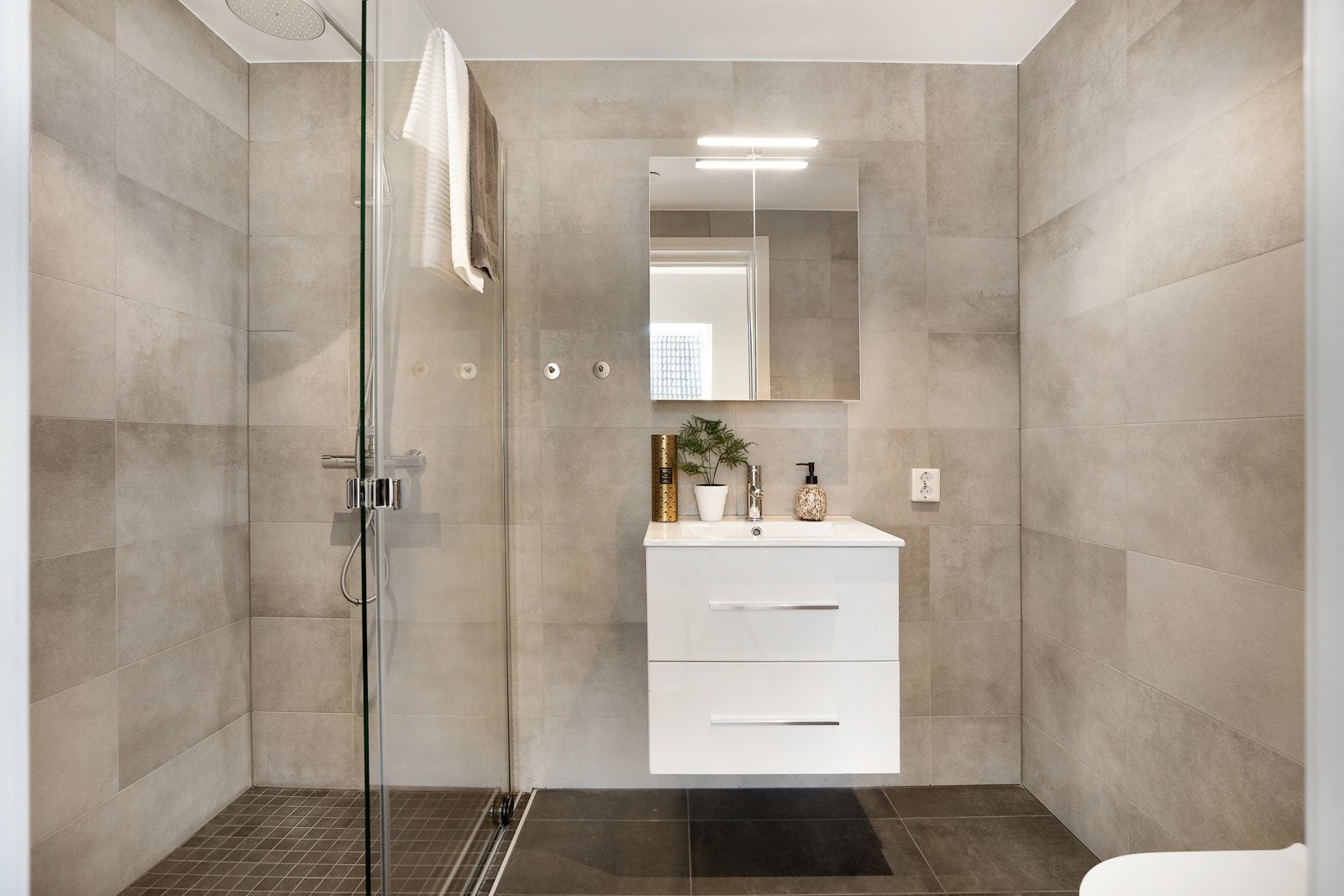 Egen, privat bad med direkte adkomst fra master bed-room Galleribilde