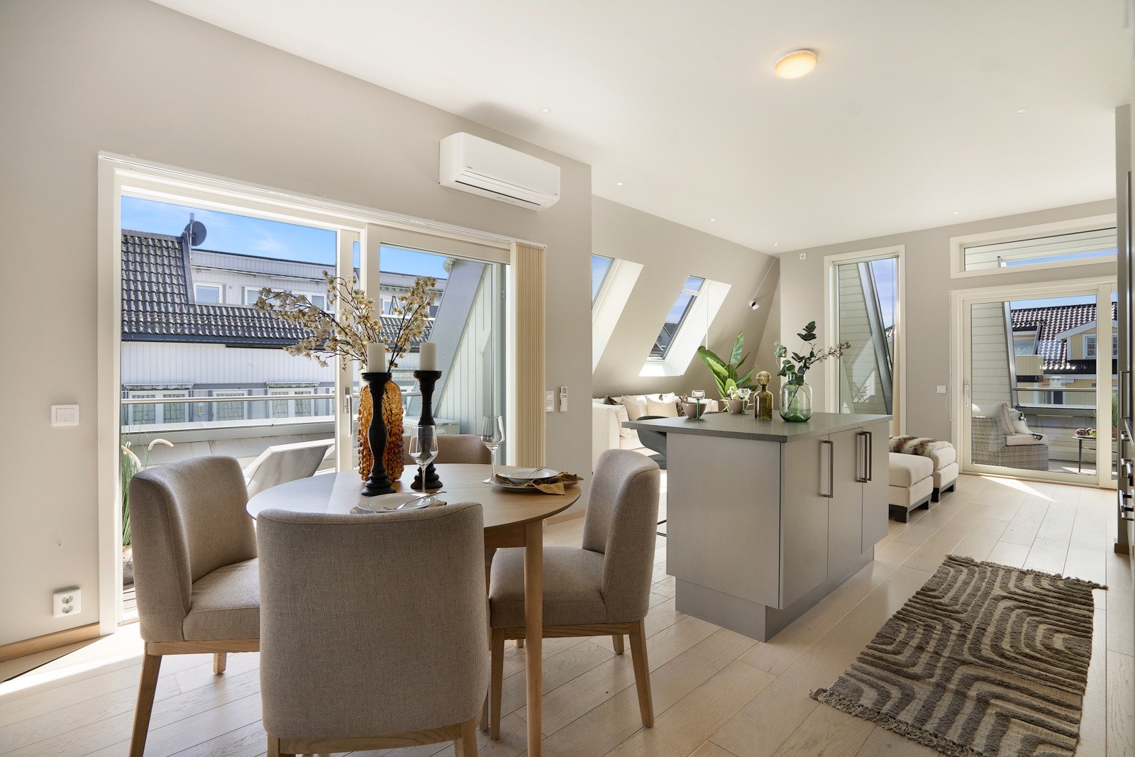 Hyggelig spiseplass i forbindelse med kjøkkenet - her kan man dekke til hyggelige lag for familie og venner Galleribilde